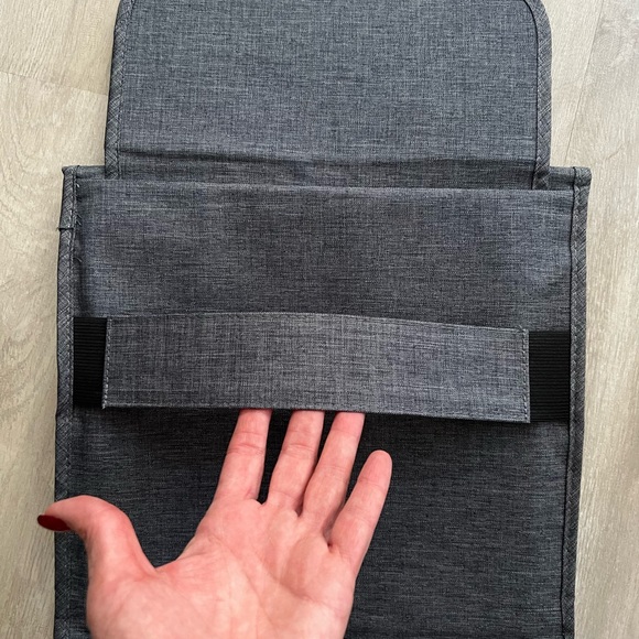 Tripped electronics bag. - Picture 9 of 10